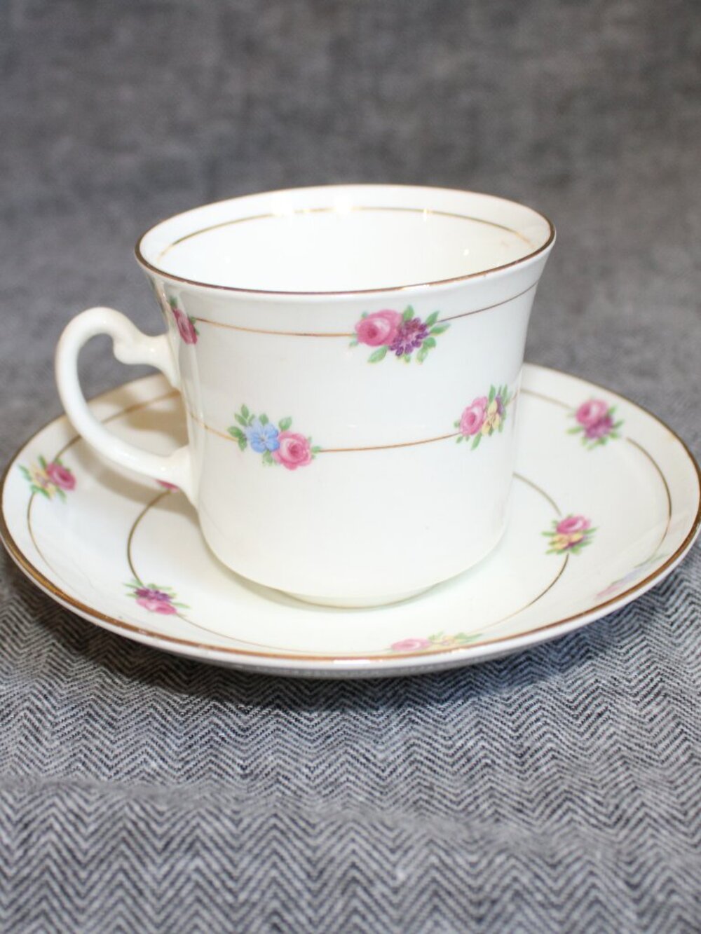 Vintage/40's Colclough Bone China 'Petite Flowers' Teacup & Saucer w/ Gold Rims